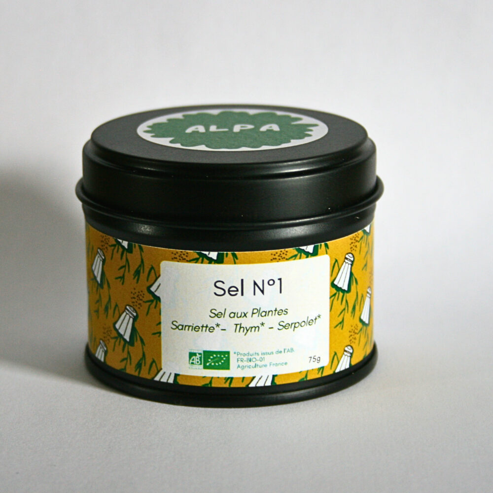 Photo du sel aromatique au thym, sarriette et serpolet, dans un petit pot en métal noir.