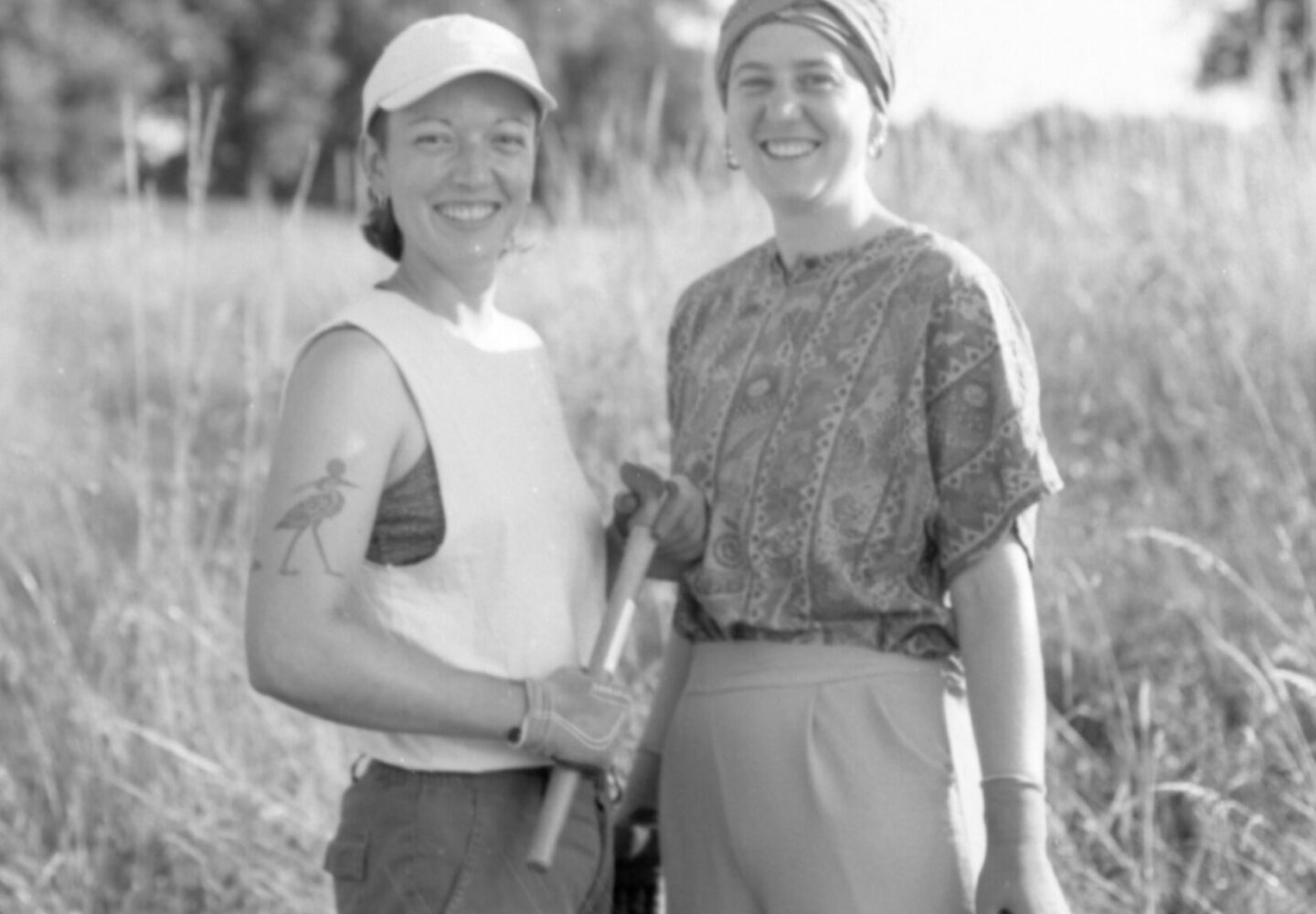 Pauline et Alice, cheffes d'exploitation de la Ferme ALPA, souriantes et au travail dans leurs champs, représentant leur engagement pour une agriculture durable et locale.