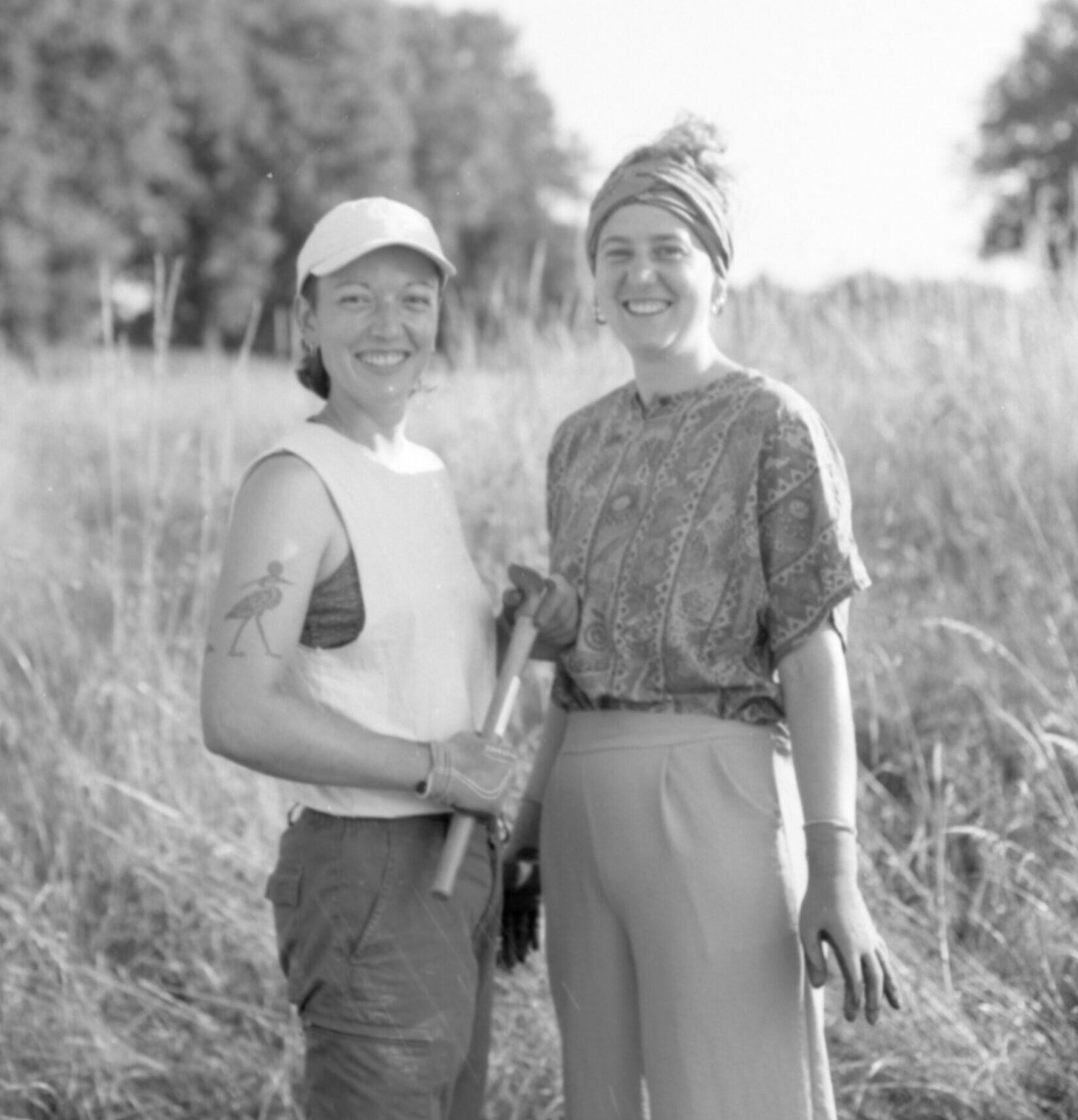 Pauline et Alice, cheffes d'exploitation de la Ferme ALPA, souriantes et au travail dans leurs champs, représentant leur engagement pour une agriculture durable et locale.