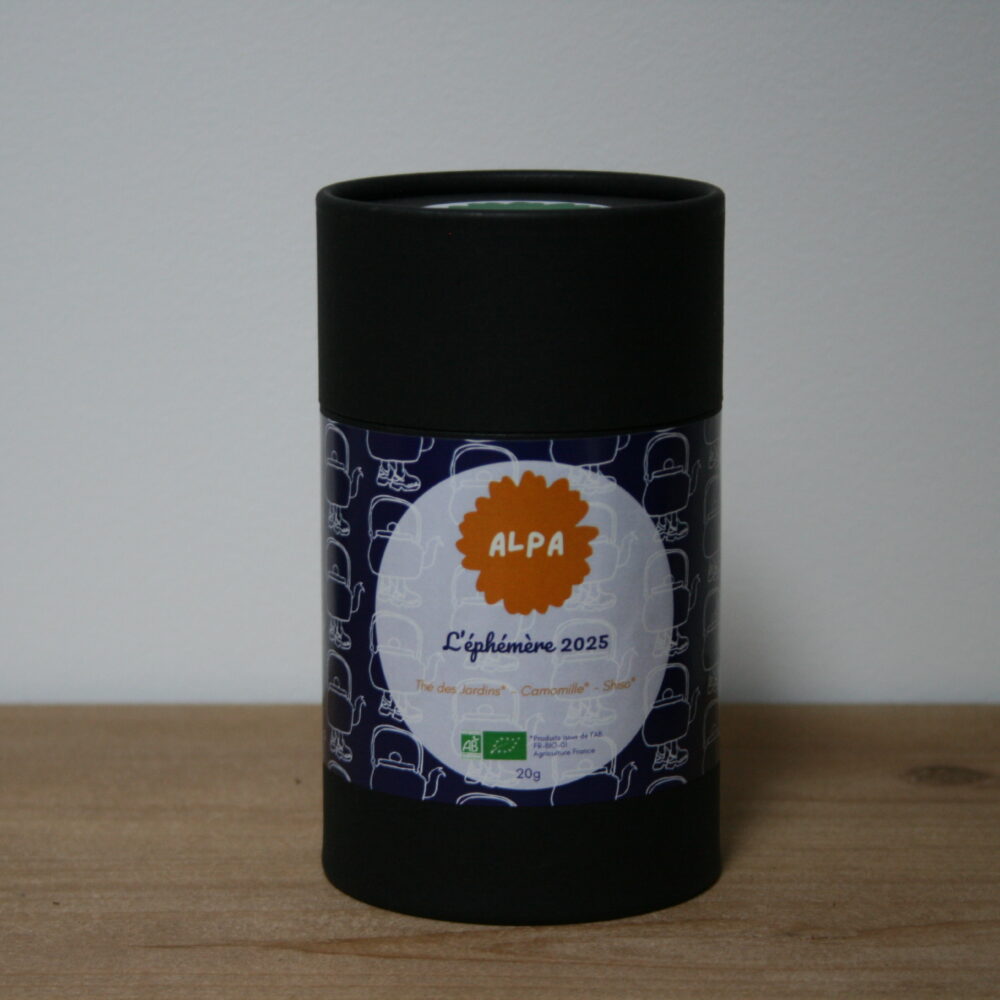 Photo de la tisane Éphémère 2025 dans une tasse élégante, entourée de plantes de shiso, camomille, guimauve, menthe, thé des jardins et eschscholzia, pour une infusion en édition limitée.