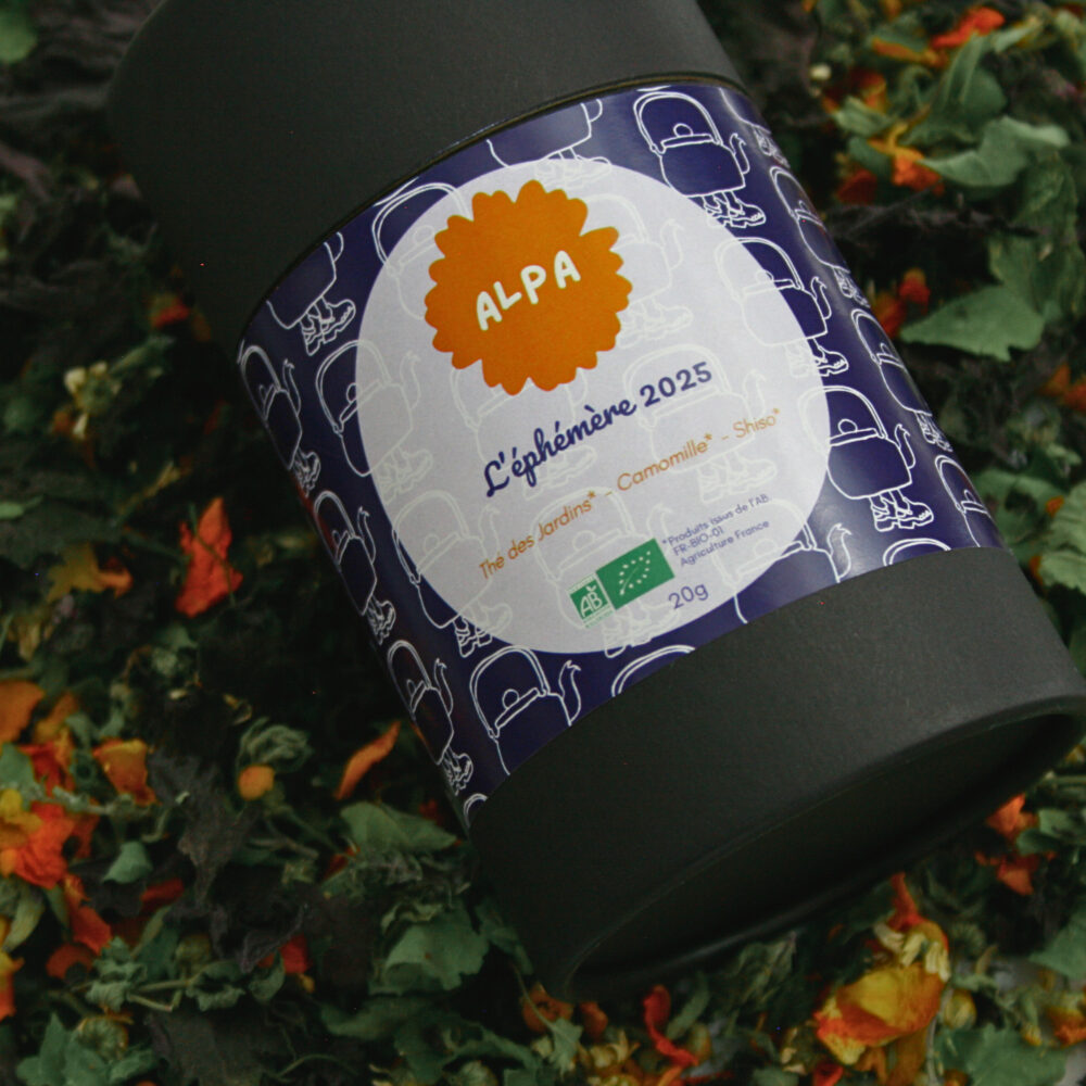 Tisane dans un pot kraft noir, contenant des feuilles de camomille matricaire, du shiso, de la menthe verte, de la feuille de guimauve et de l’eschscholtzia.