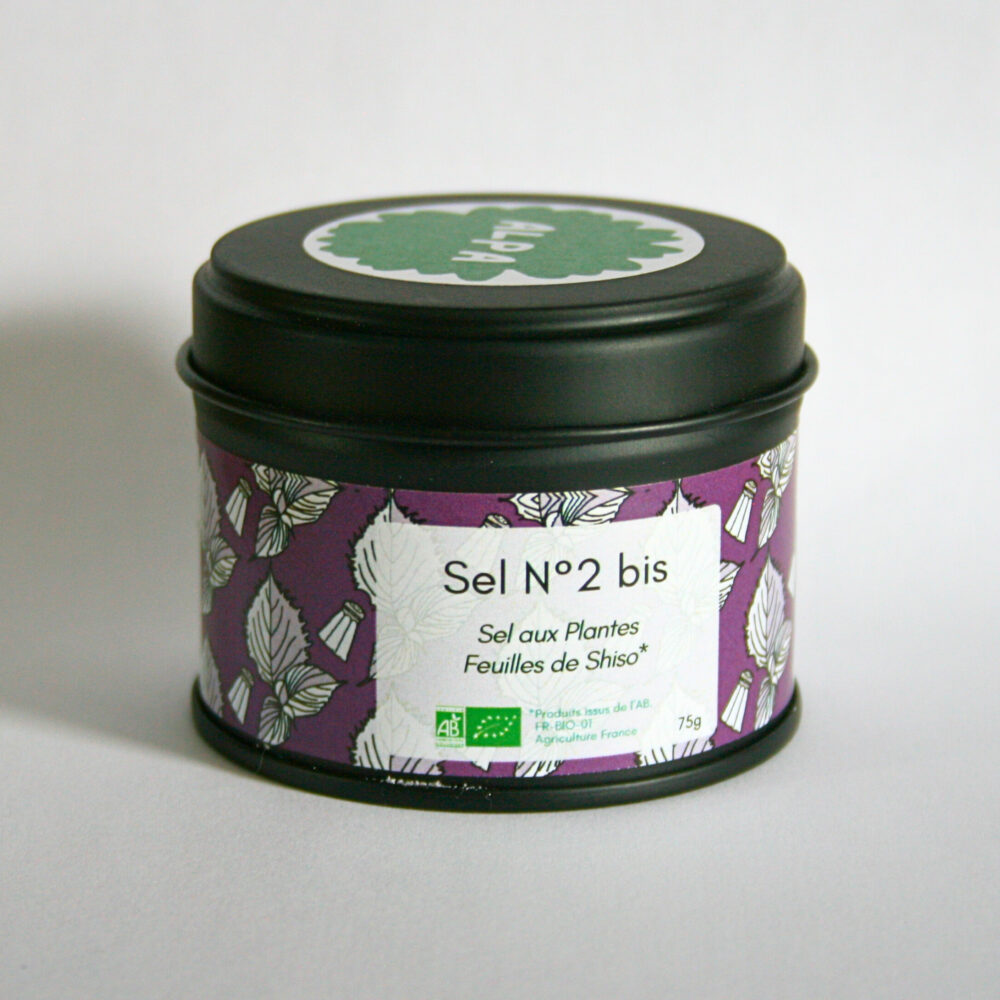 Pot en métal, fermé, contenant le sel aromatique au shiso pourpre, posé sur un fond blanc, avec une étiquette violette rappelant la couleur du shiso pourpre.