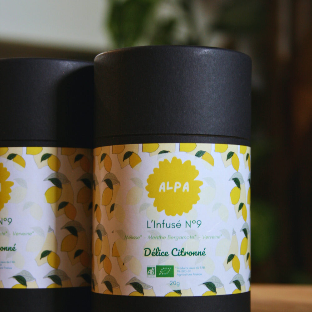 Boîte de tisane Infusé N°9 – Délice Citronné noire avec étiquette citronnée en intérieur lumineux
